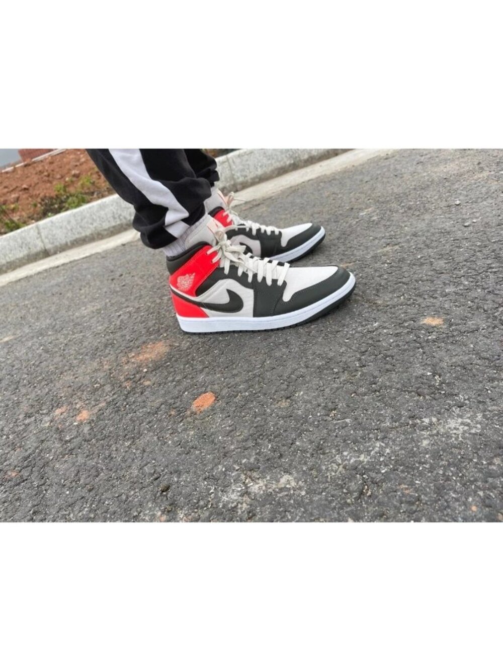 Nike Air Jordan 1 Mid SE Light Orewood Brown Sneakers Leather Size 6.5 Young 010 - Picture 2 of 16